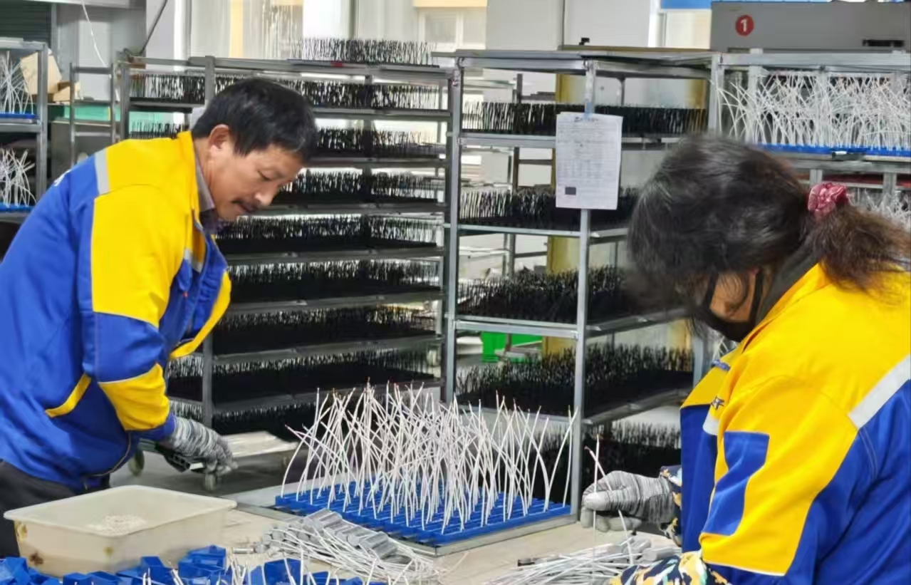 Nhà máy EVA bổ sung 5 máy quấn dây mới để tăng cường sản xuất tụ điện CBB61.